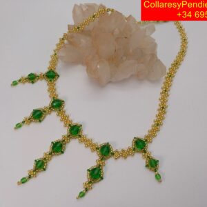 Collar estilo Minimalista, con facetadas de Bohemia, en color Greem, largo 45 cms.