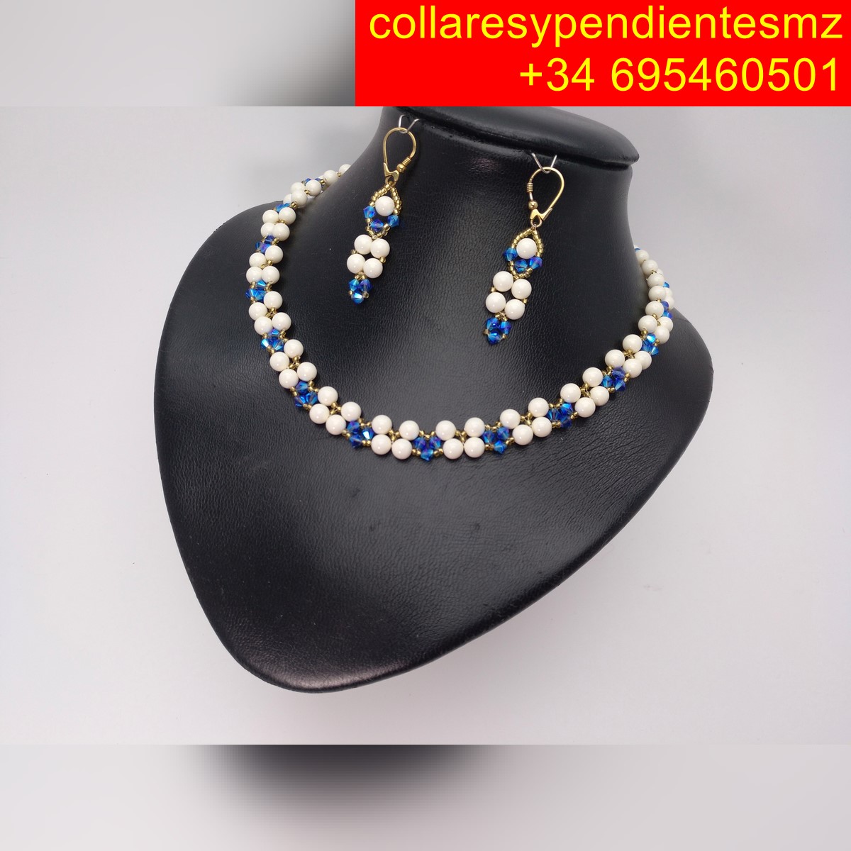 Collar de perlas checas con pendientes haciendo juego.