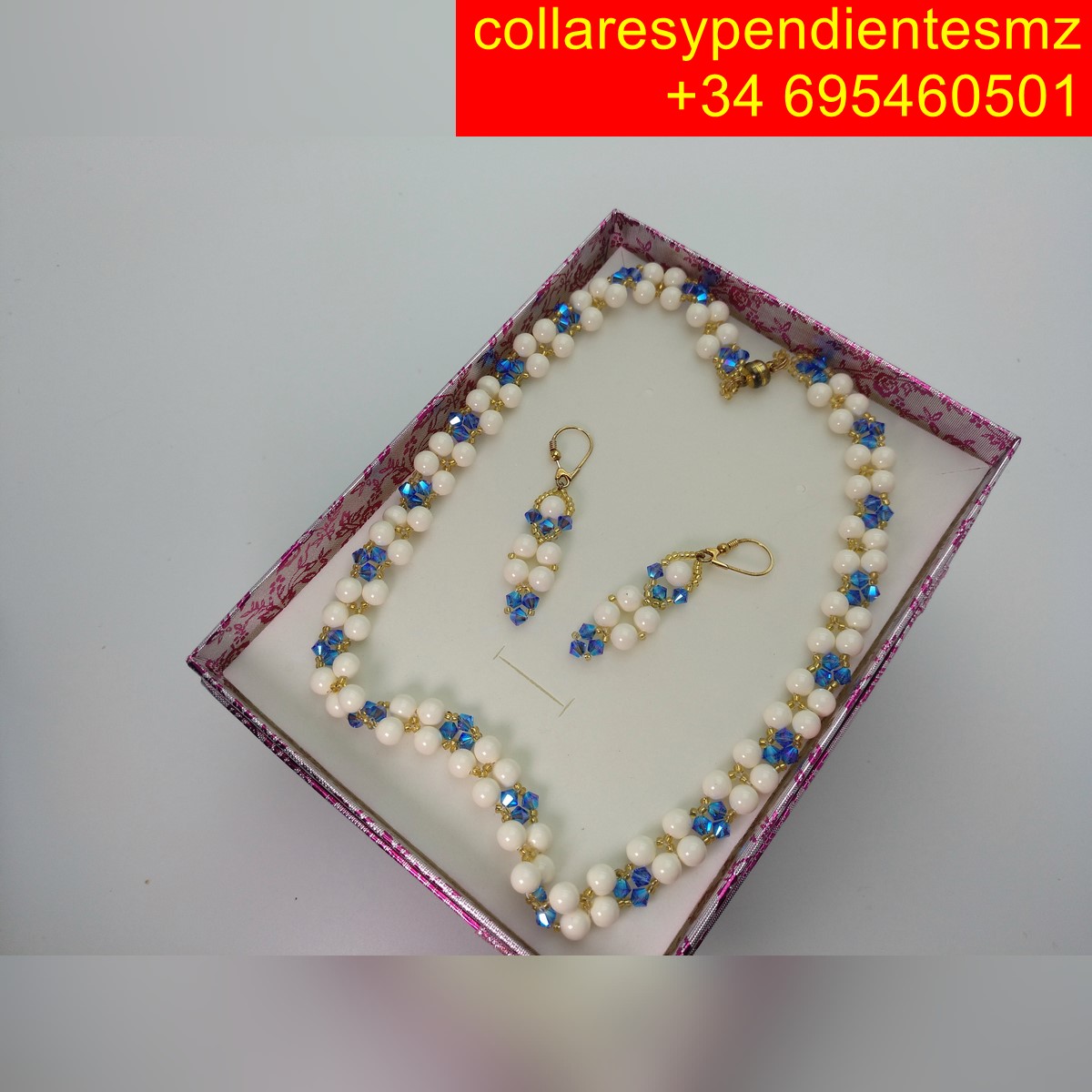 Collar artesanal hecho en perlas checas, con pendientes haciendo juego.