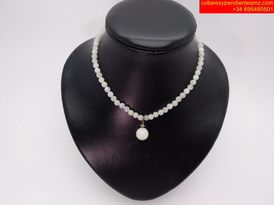 Collar en mineral piedra luna con colgante