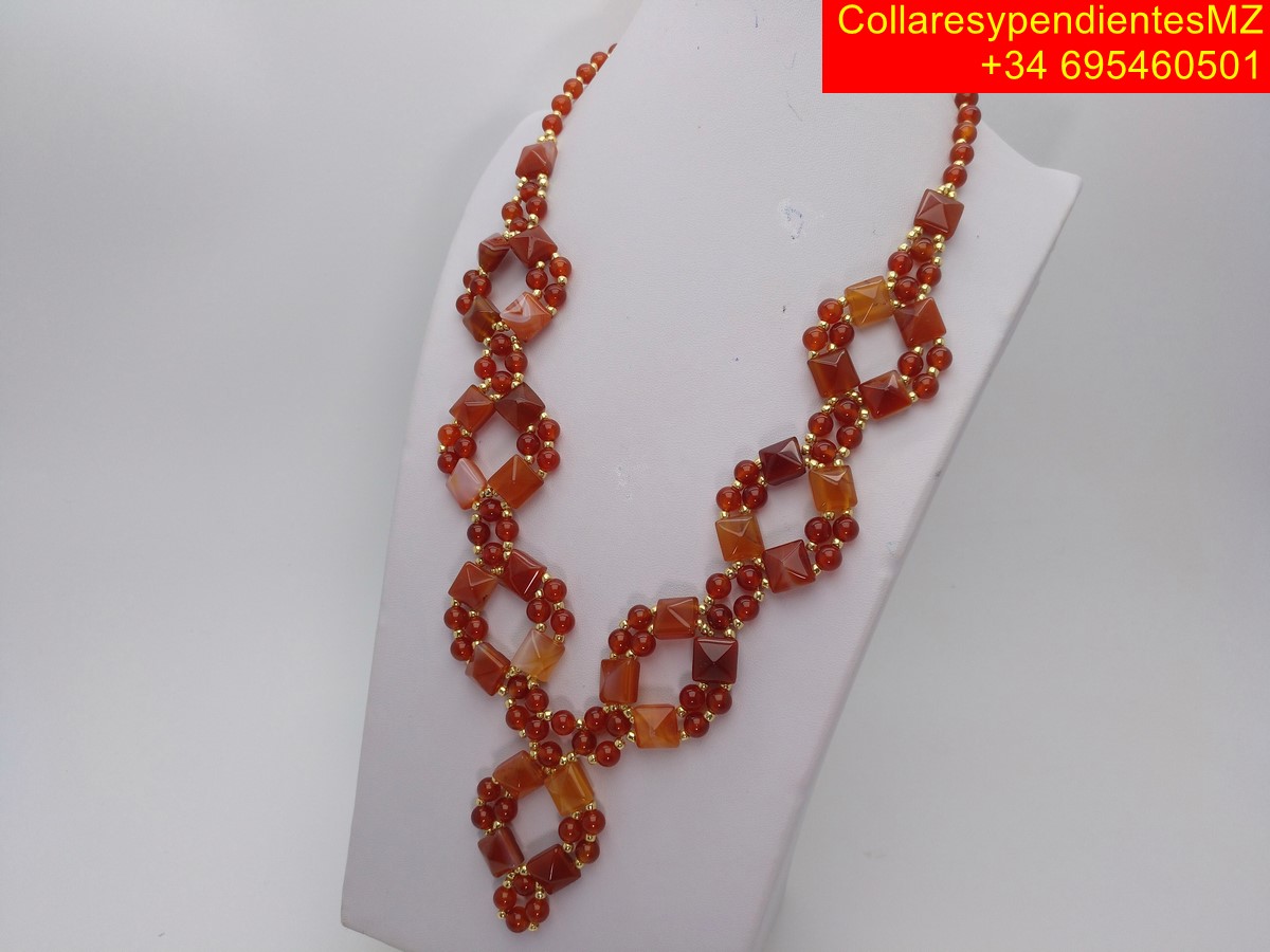 collar con agata corneola roja.